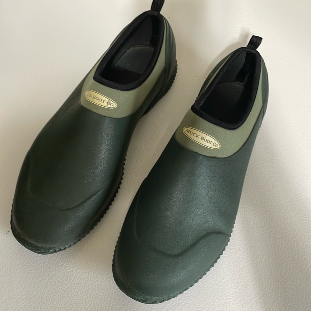 Muck Boot Co. Men's Green Low Muck Boots. Good Condition. Men's Size 13/13.5.